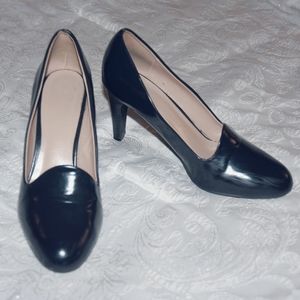 Ann Marino by Bettye Muller dark BLUE heels
